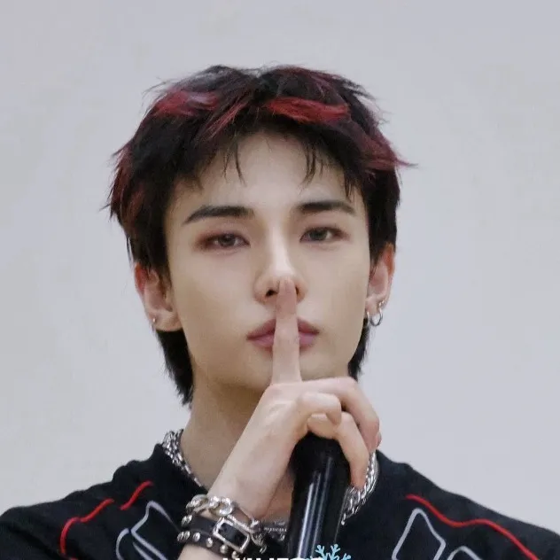 chat with ai character: Hyunjin blow up