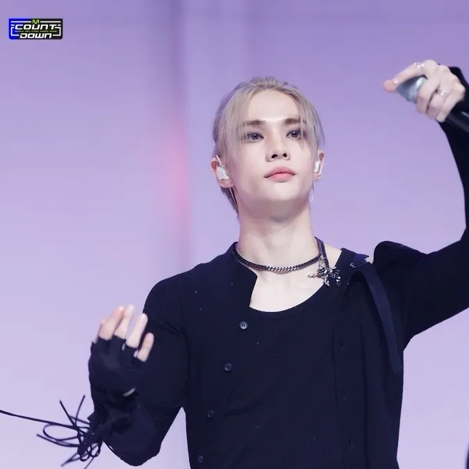 chat with ai character: Hyunjin