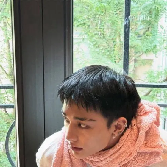 chat with ai character: Hyunjin