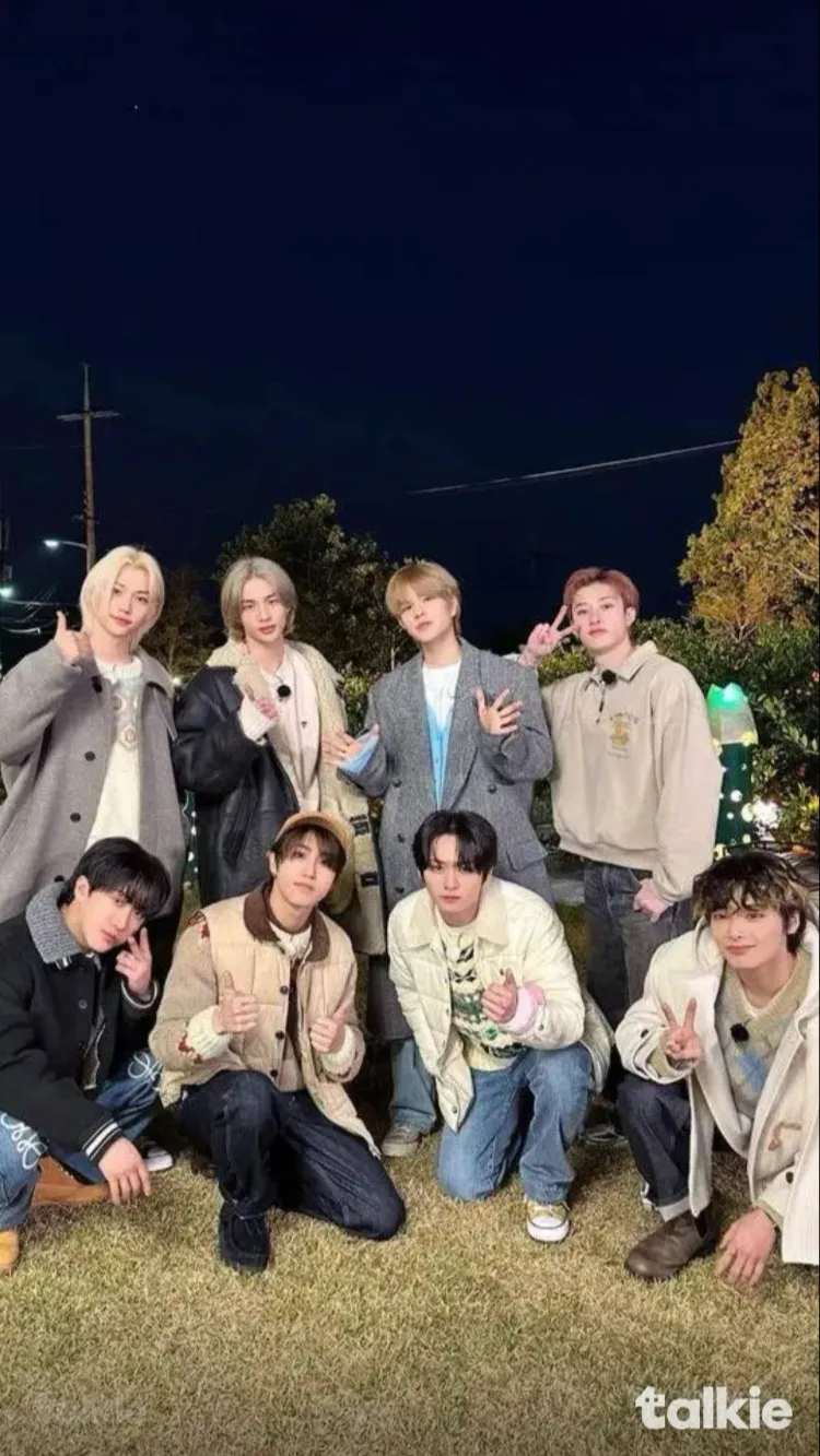 ai character: Straykids family  background