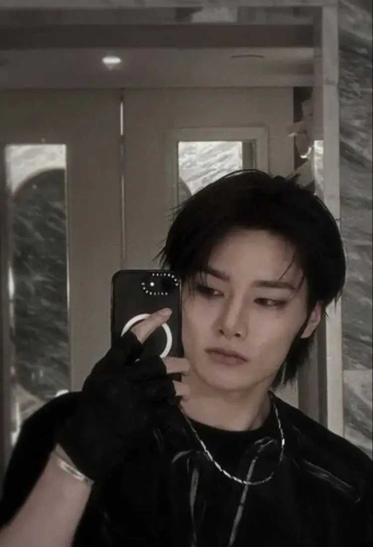 chat with ai character: Jeongin 