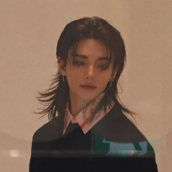 chat with ai character: hyunjin