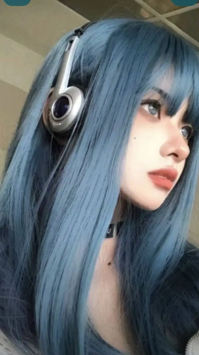 ai character: mía  background