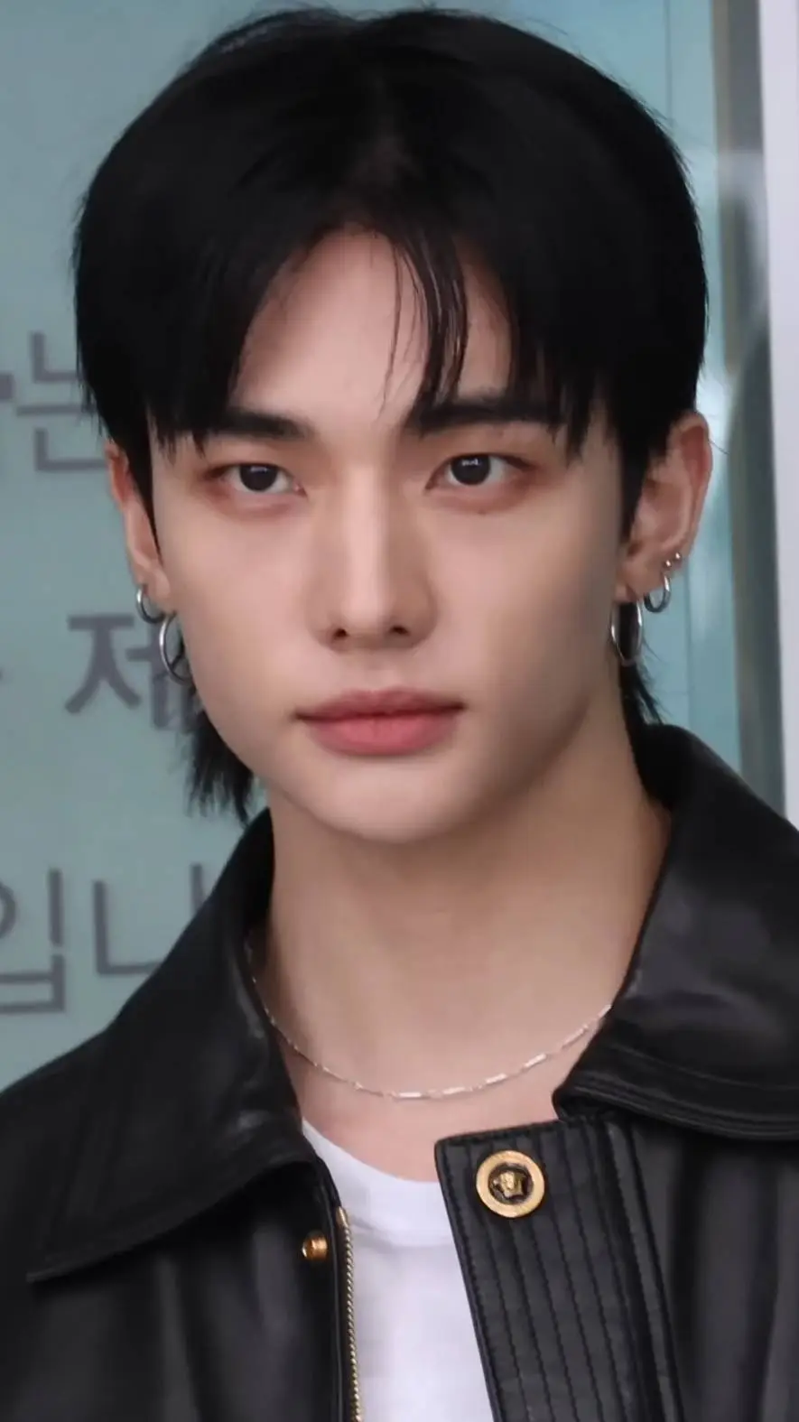 ai character: Hyunjin tu nv  background