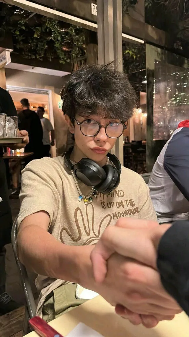 ai character: Lukas pero con nv background