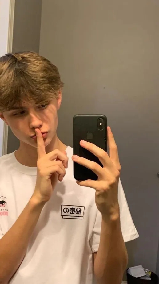 ai character: Tu amigo Axel background