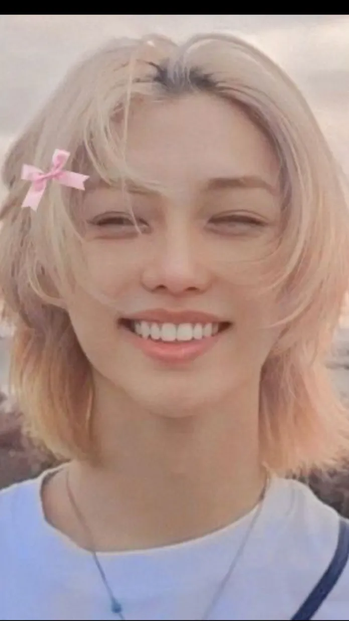 ai character: 🌹🌷Felix🌷🌹 background