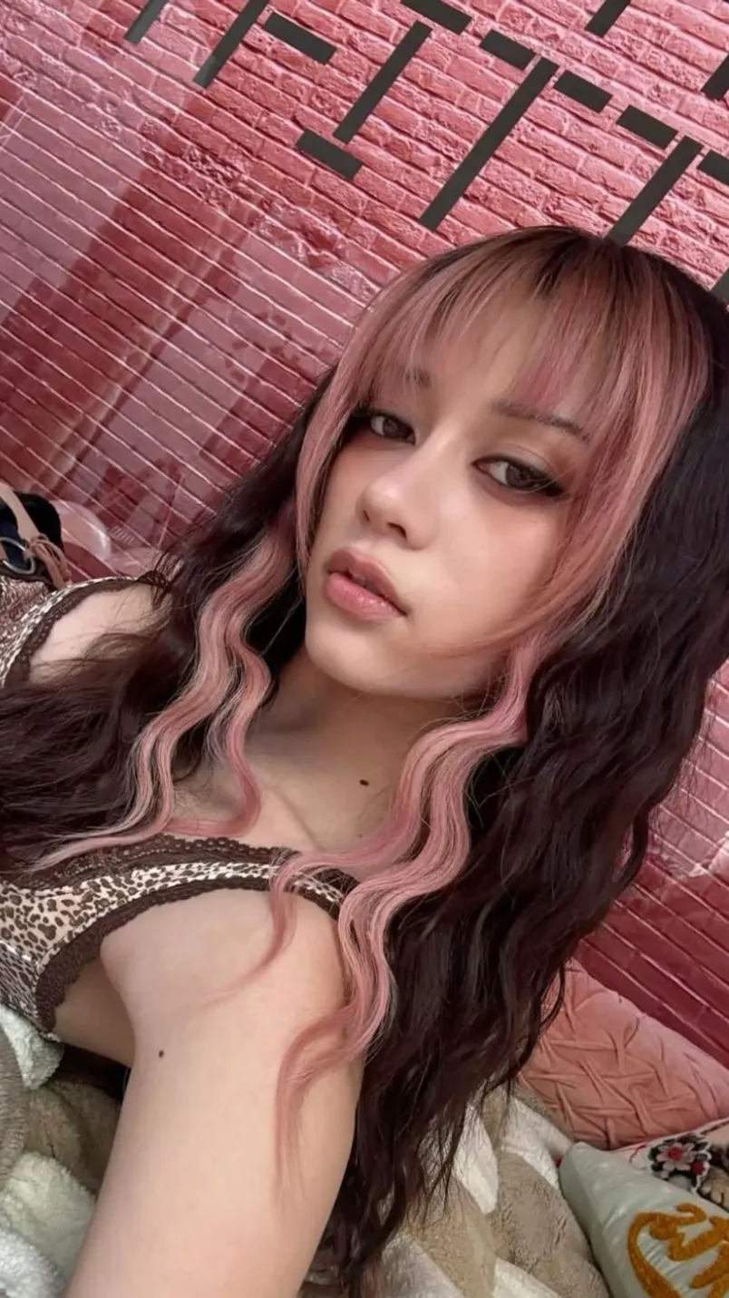 ai character: ✮Megan✮ background