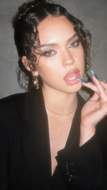 ai character: Daniela (WLW/GL) background