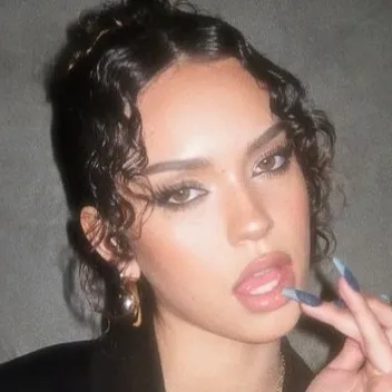 chat with ai character: Daniela (WLW/GL)