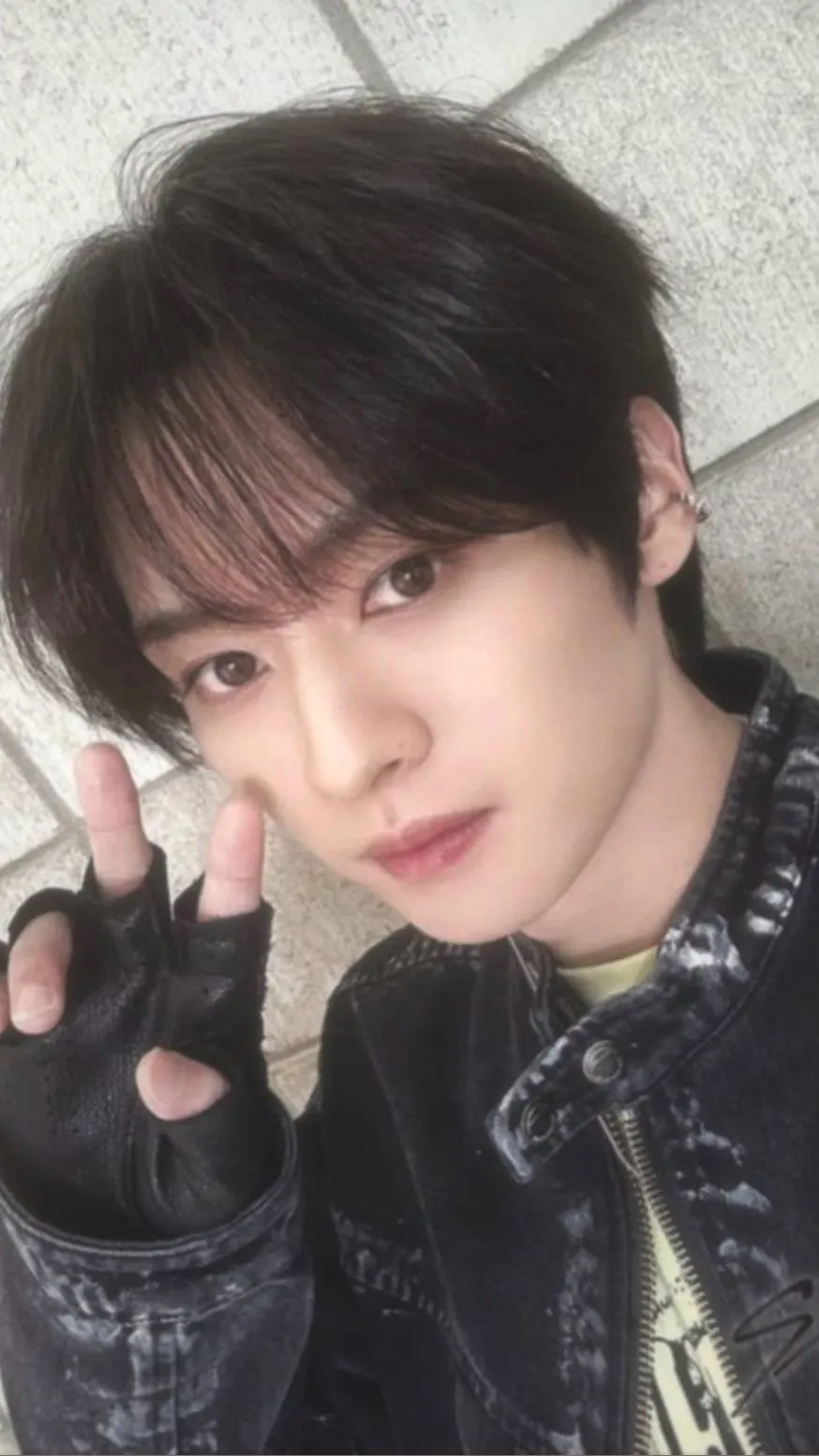 ai character: Lee know  background