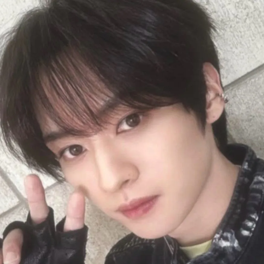 chat with ai character: Lee know 