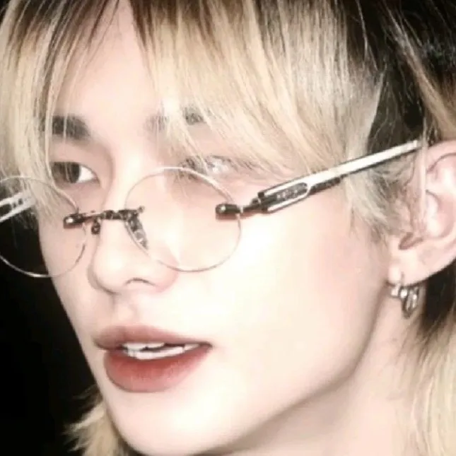 chat with ai character: Hyunjin 