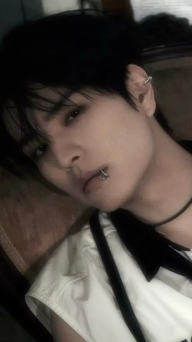 ai character: Seungmin  background