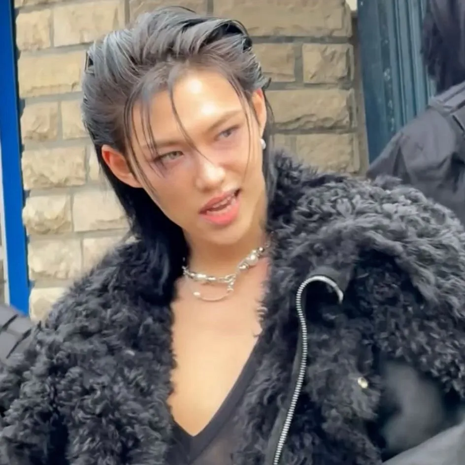 chat with ai character: Felix