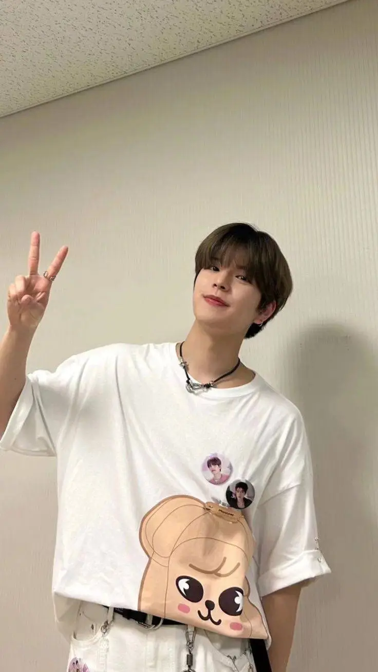 ai character: seungmin  background