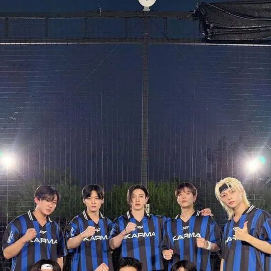 chat with ai character: stray kids!!