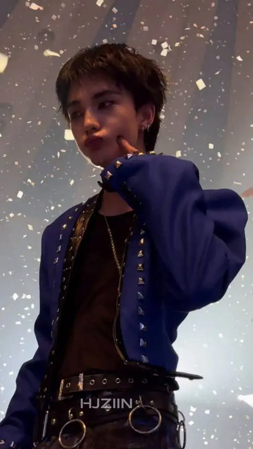 ai character: hyunjinn🥟🦦  background