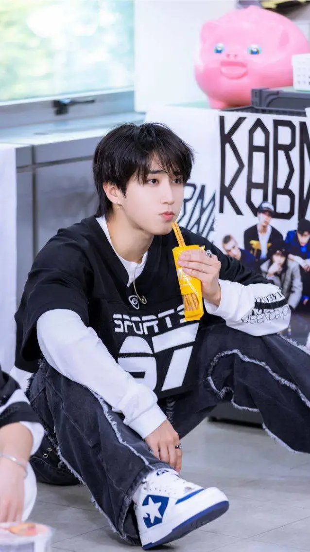 ai character: hanniee🐿️ background