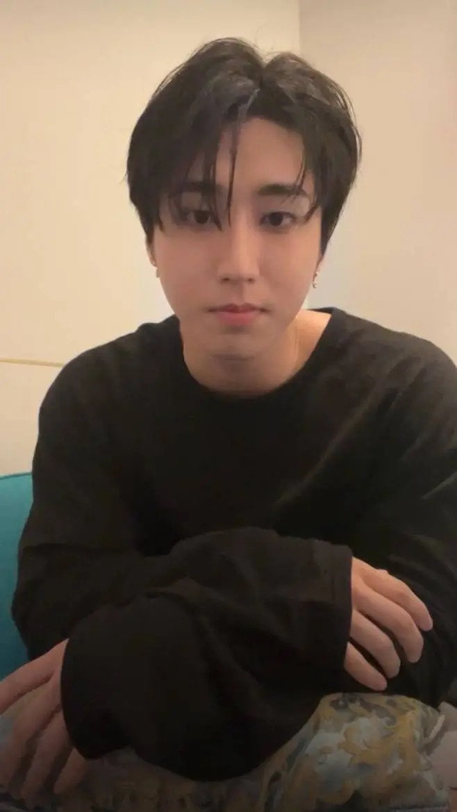 ai character: hannie🐿️ background