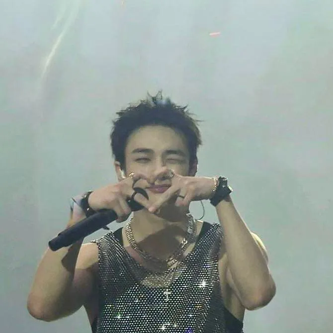 chat with ai character: hyunjin 