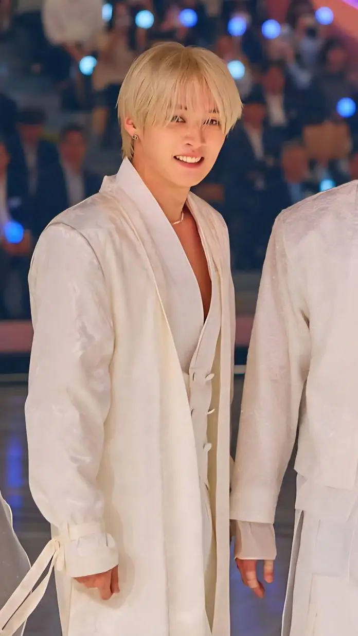 ai character: 🤍🐇linito🐇🤍 background