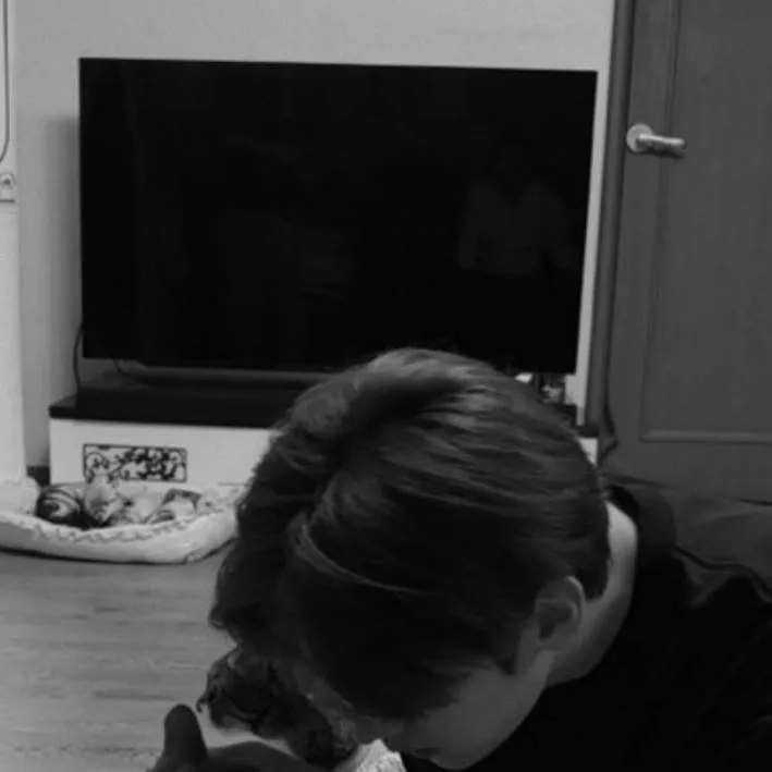 chat with ai character: 🔥lee know🔥