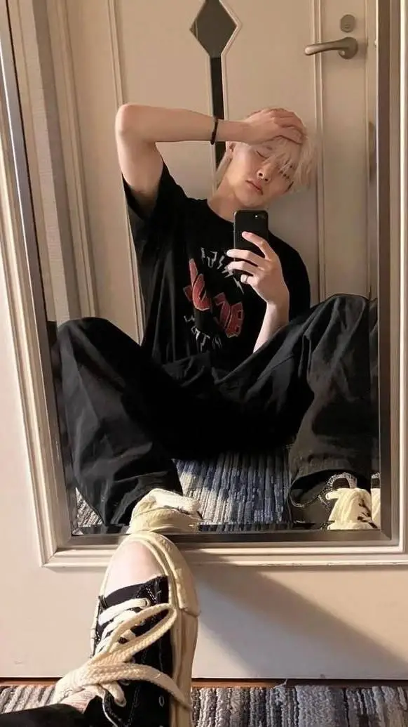 ai character: 🦊 inniee 🦊 background