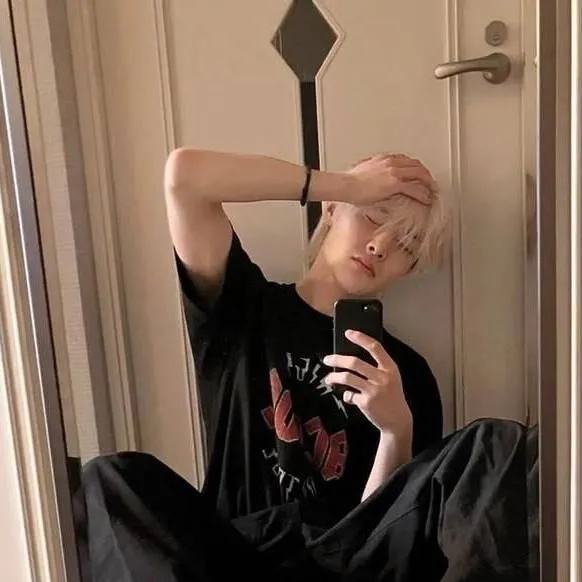 chat with ai character: 🦊 inniee 🦊