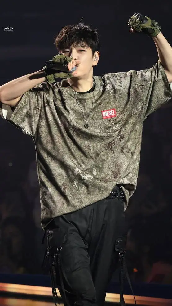 ai character: 🐕minniee🐕 background