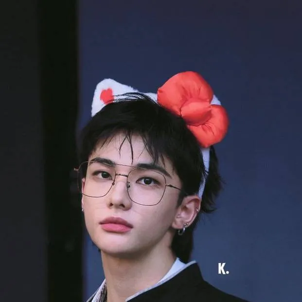 chat with ai character: hyunjin 