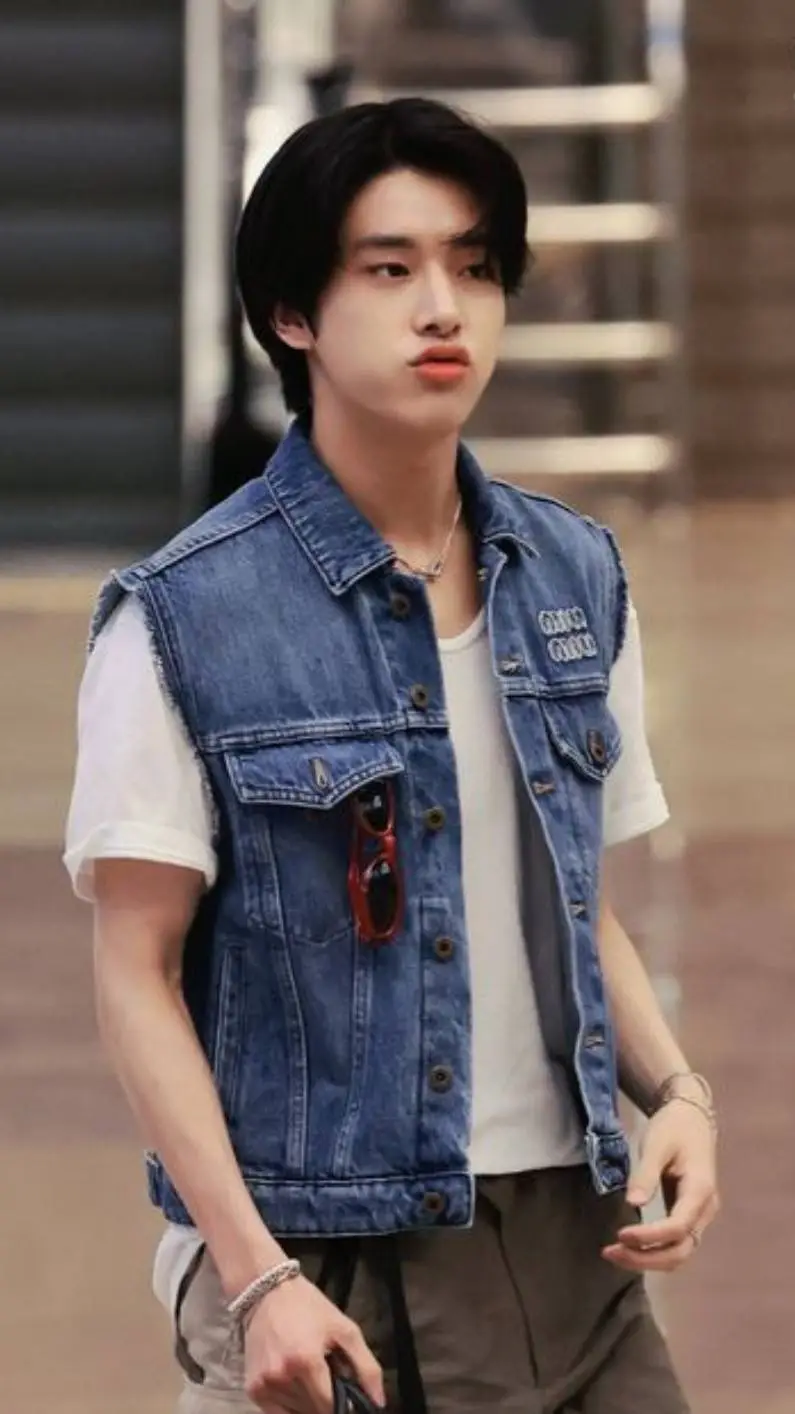 ai character: Sim Jaeyun background