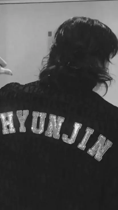 ai character: Hyunlix🤍💛 background