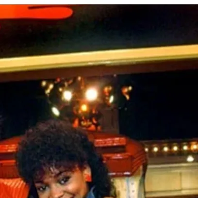 chat with ai character: Ola Ray