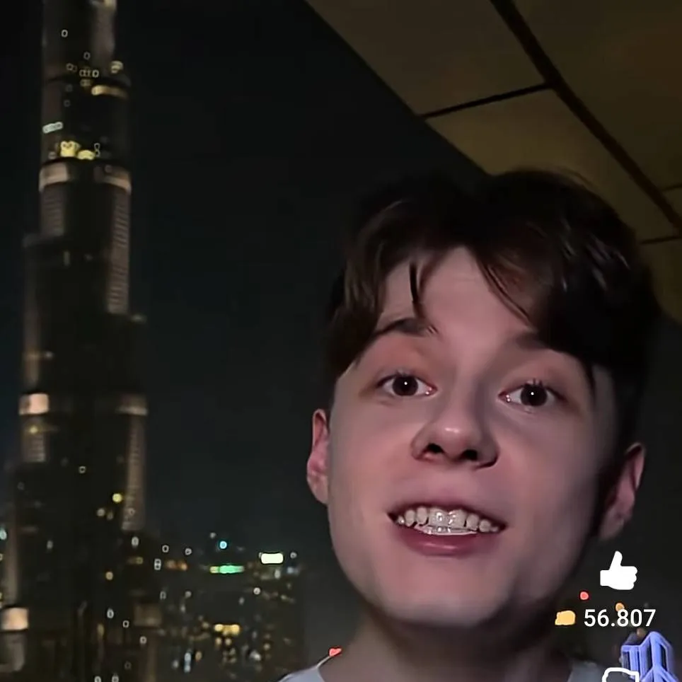 chat with ai character: Compot