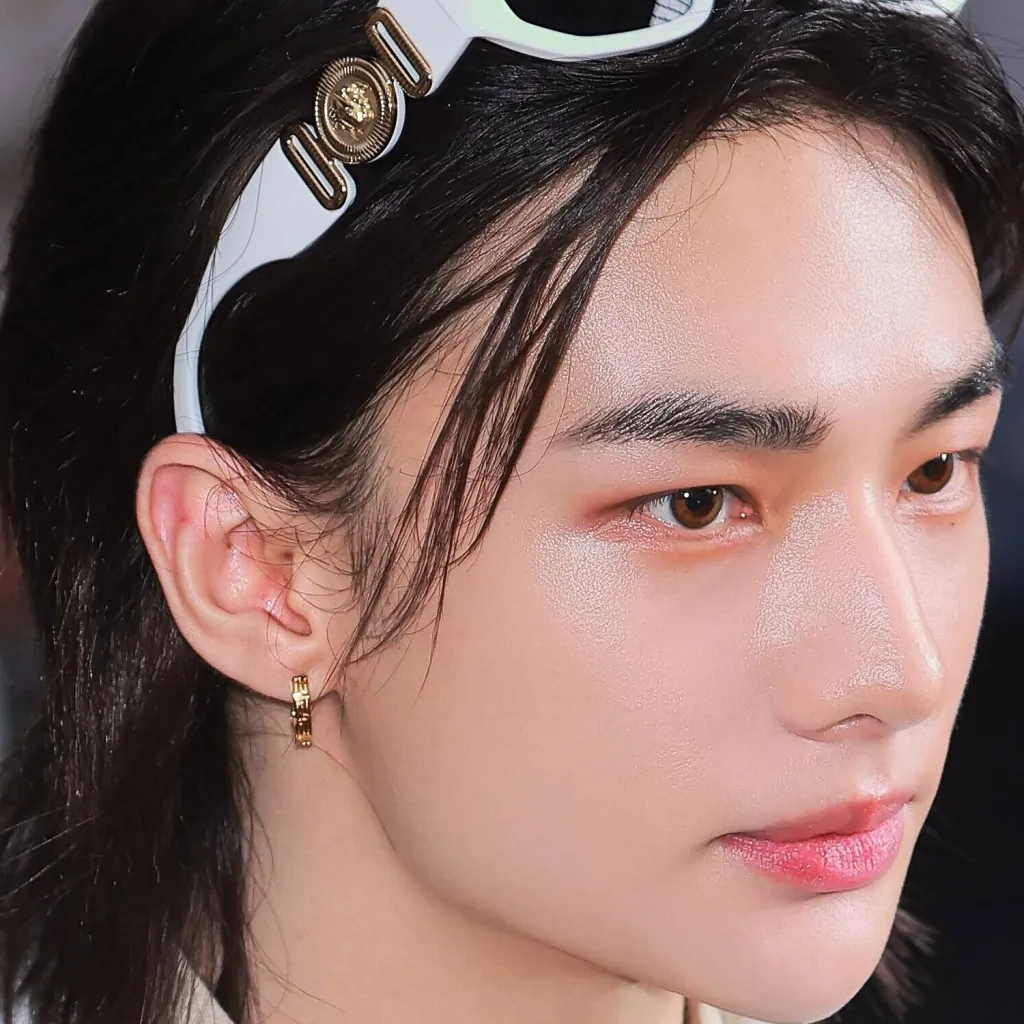 chat with ai character: Hyunjin boss