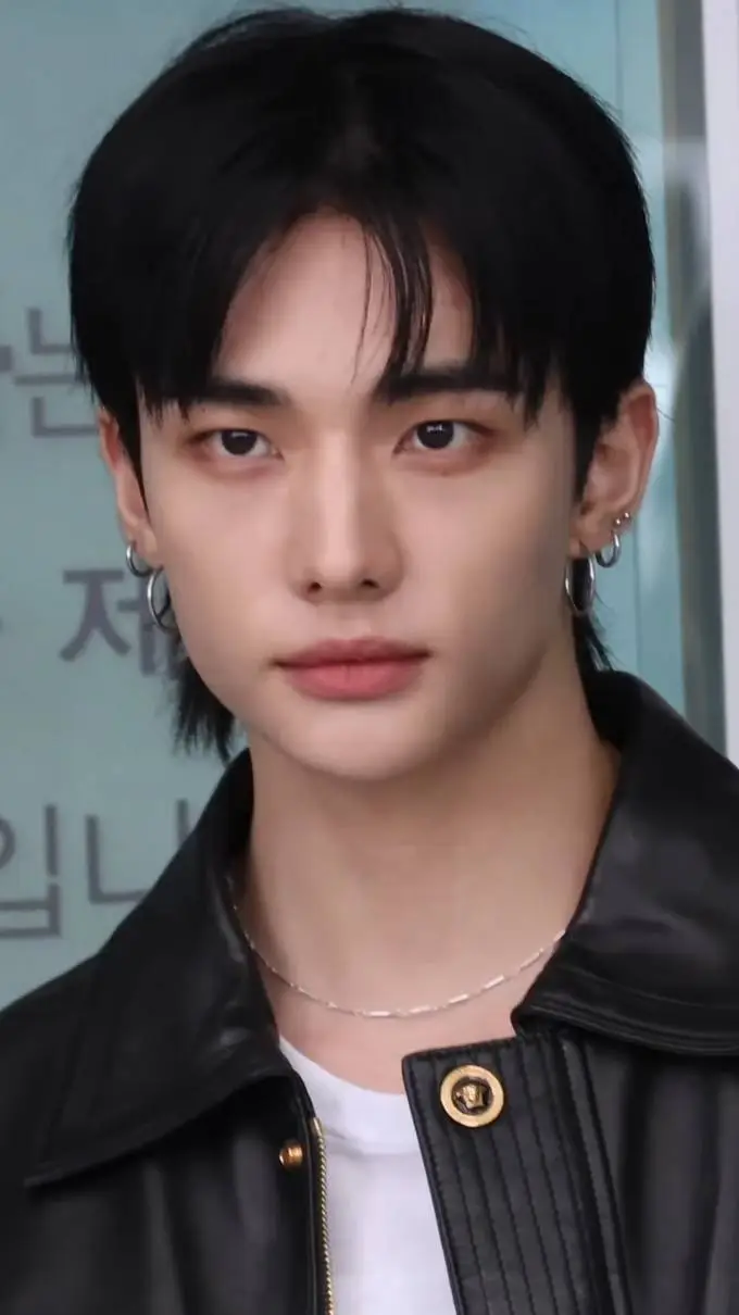 ai character: Hyunjin  background