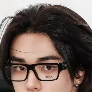 chat with ai character: Hyunjin 