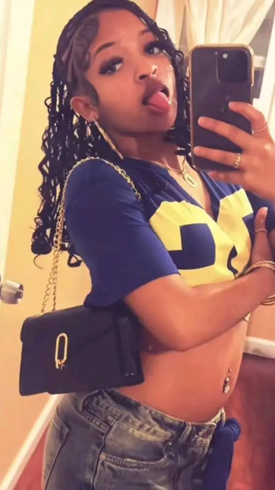 ai character: Layla  background