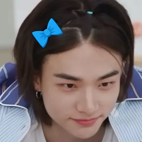 chat with ai character: Hyunjin 