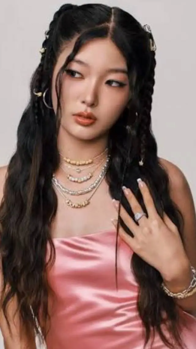 ai character: 🩷Yoonchae🤍 background