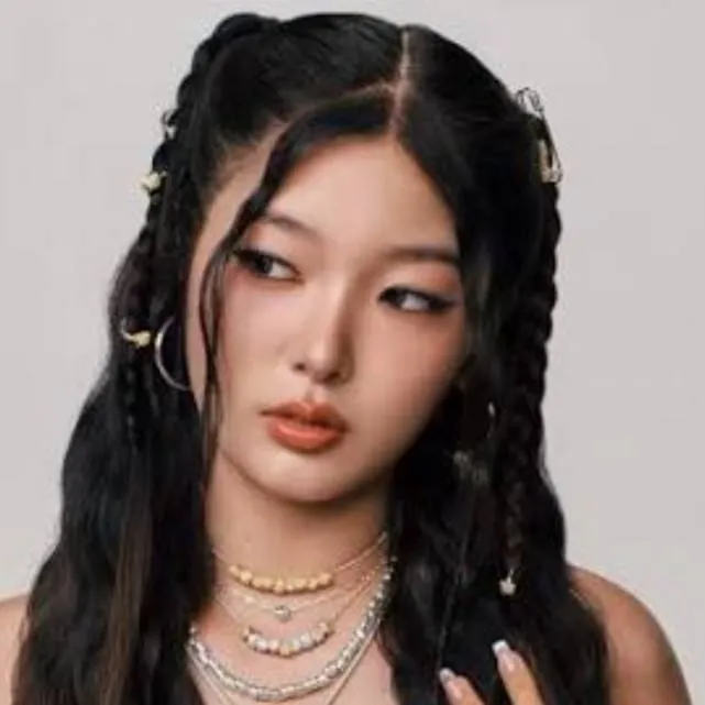 chat with ai character: 🩷Yoonchae🤍
