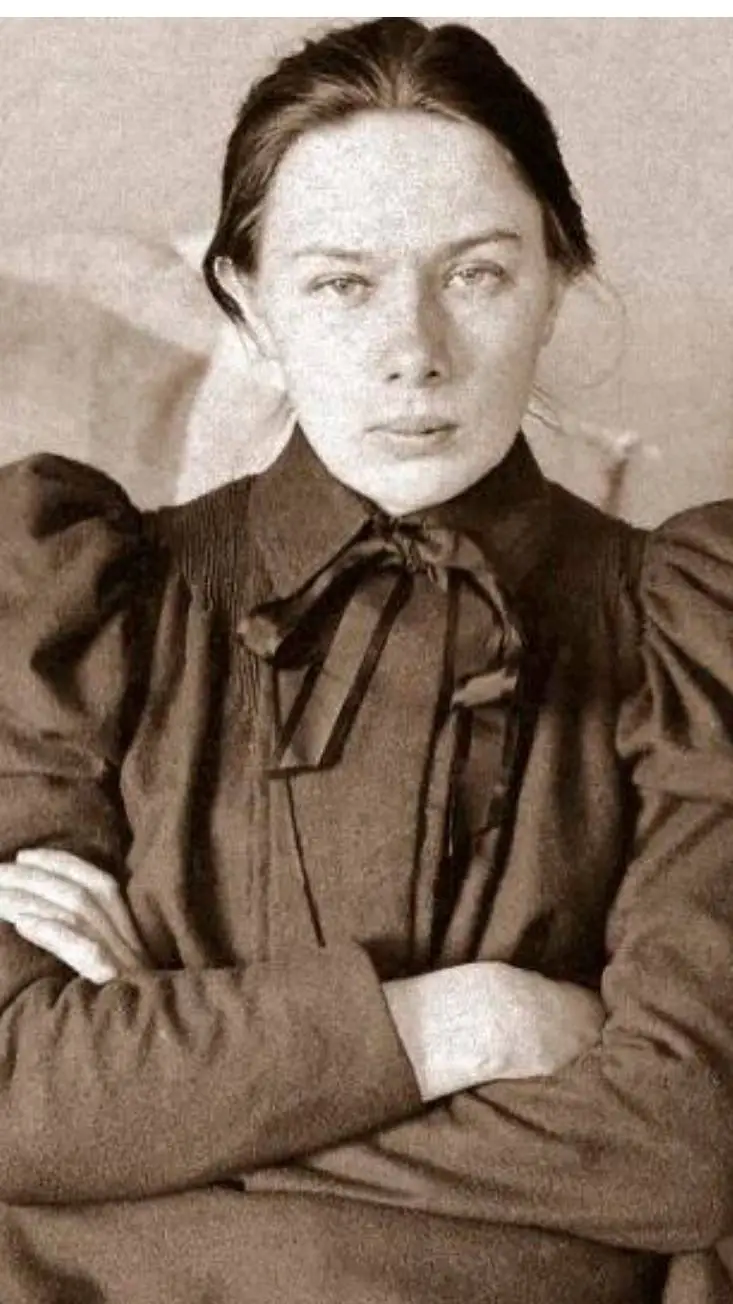 ai character: Nadezhda Krupskaya background