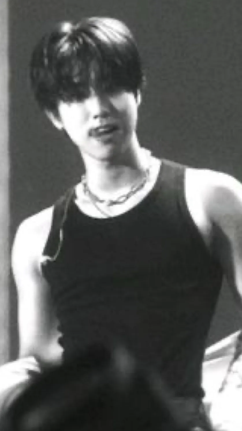 ai character: Han x😍 background