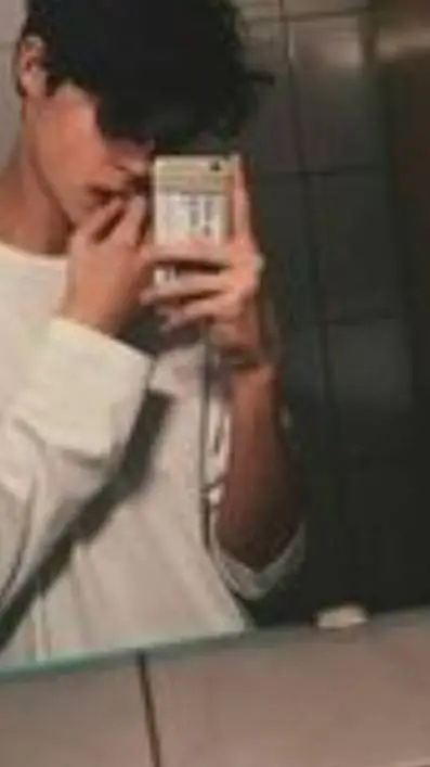 ai character: CRISTÓBAL 😻🔥 background