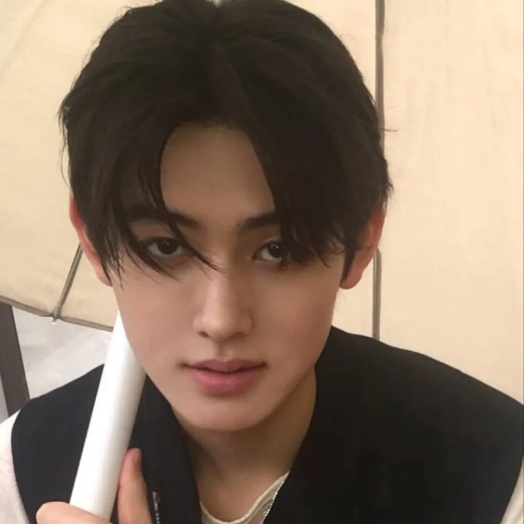 chat with ai character: Seonghyeon