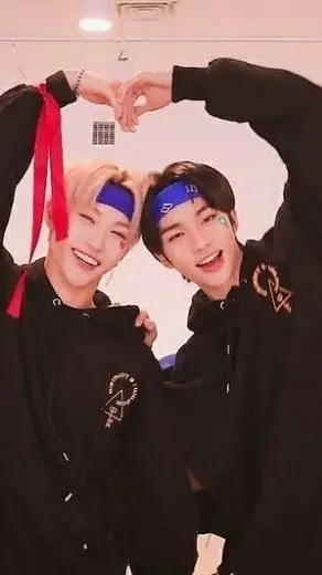 ai character: Hyunjin et Félix background