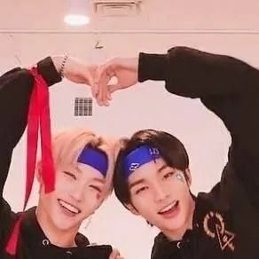 chat with ai character: Hyunjin et Félix