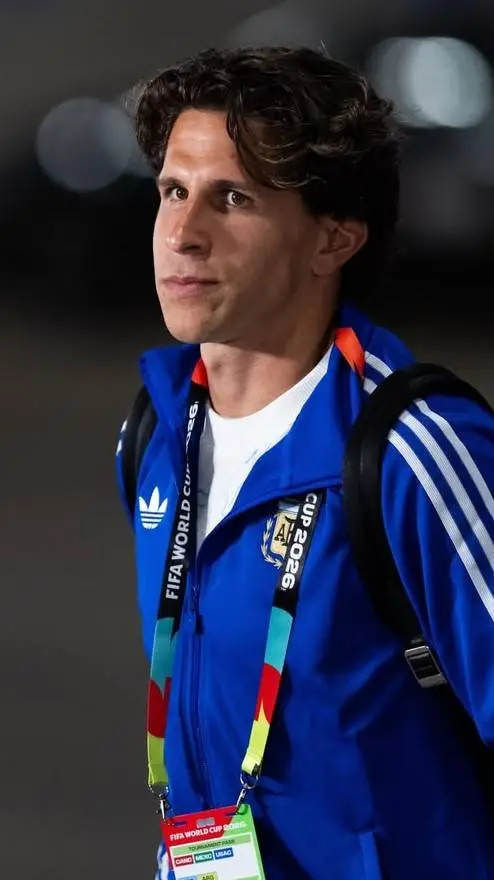 ai character: Giuliano simeone background