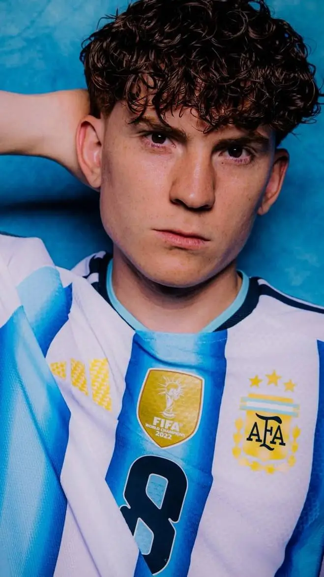 ai character: Valentín Barco background